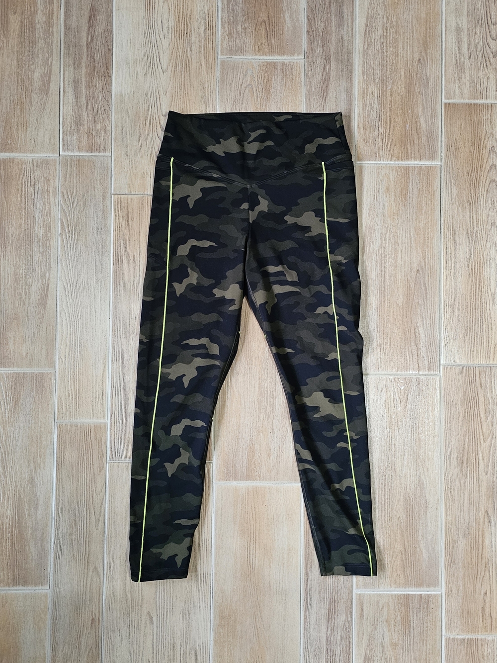 PINK Victoria's Secret Olive Camo Yoga Leggings with Neon Trim, Size Small